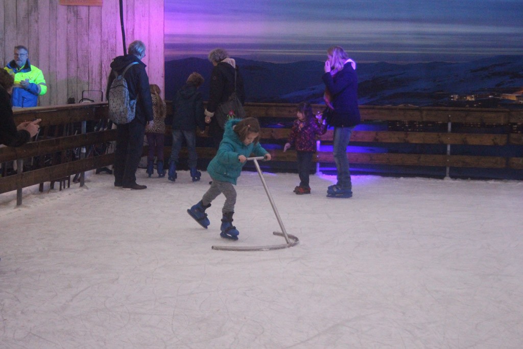 Naar de schaatsbaan! Jongste dochter staat voor het eerst op echte schaatsen.