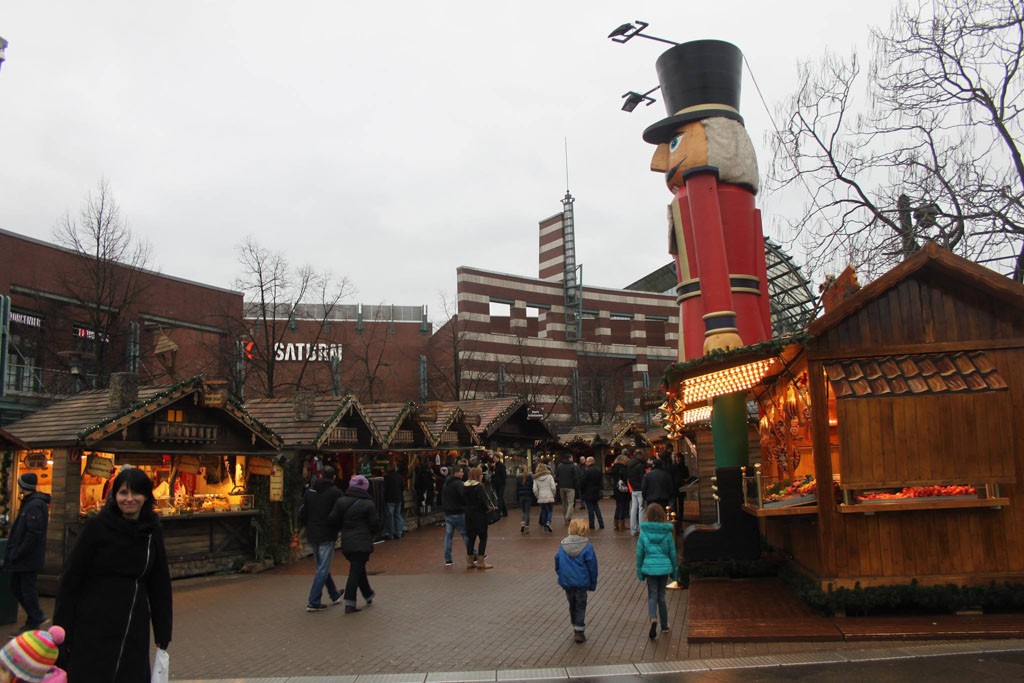 In Oberhausen gaan moderne winkels en traditionele kerstmarktkraampjes hand in hand.