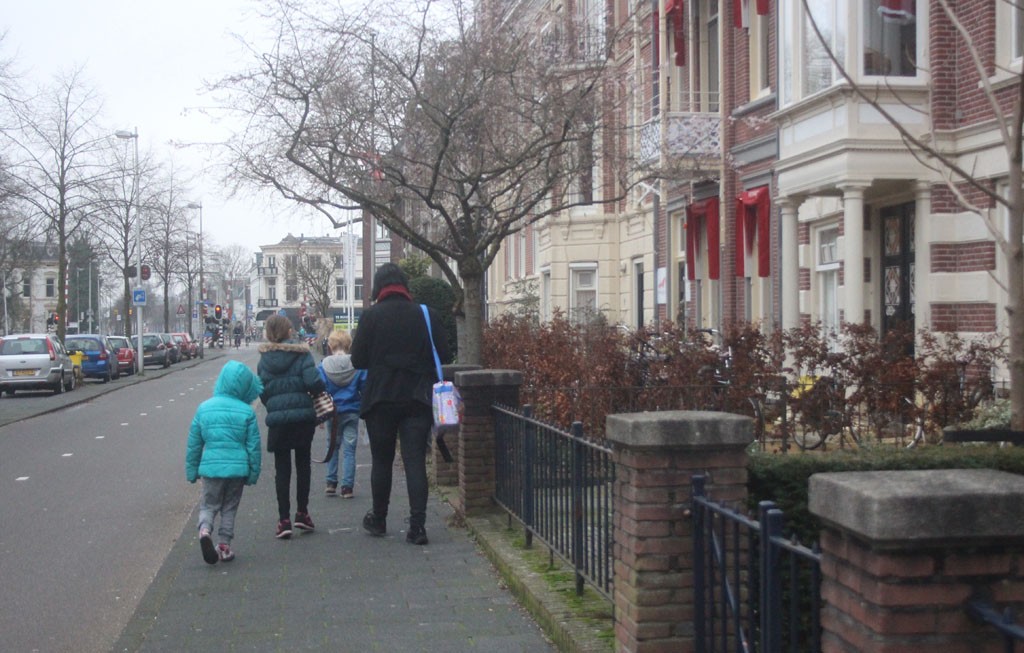 Met een korte en leuke wandeling ben je vanaf het hotel zo bij de bushalte.