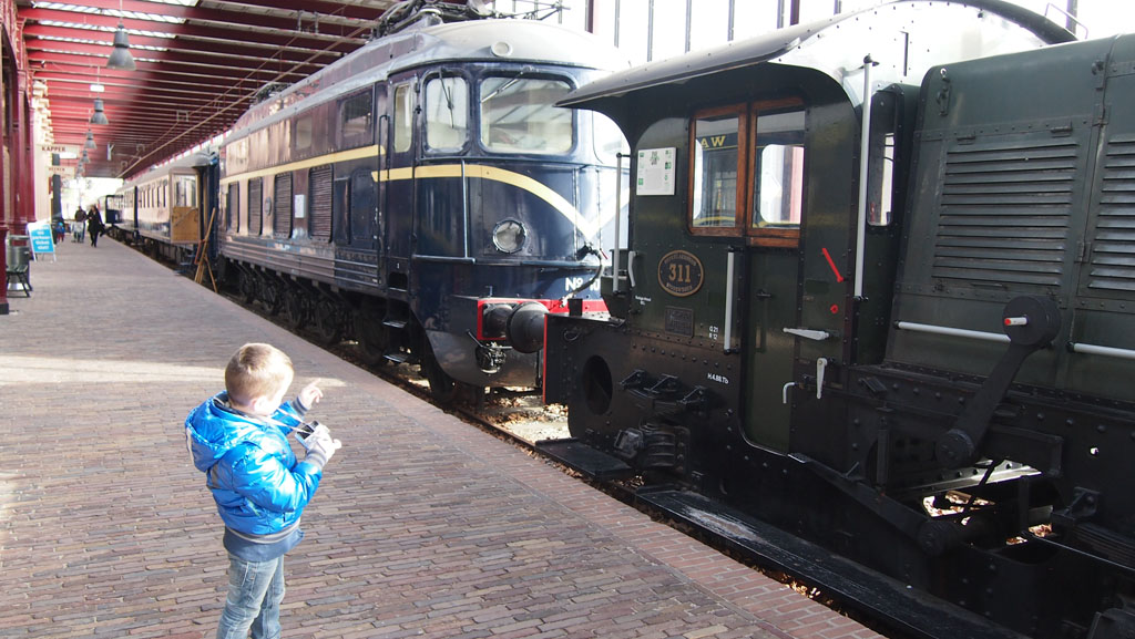 Treinen kijken in het Spoorwegmuseum.