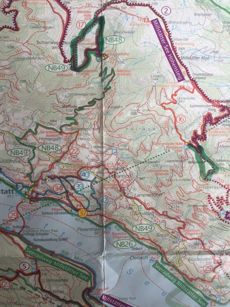 De twee wandelingen die goed te doen zijn met kinderen, links de H20 route, rechts Erika Jufen Steig.