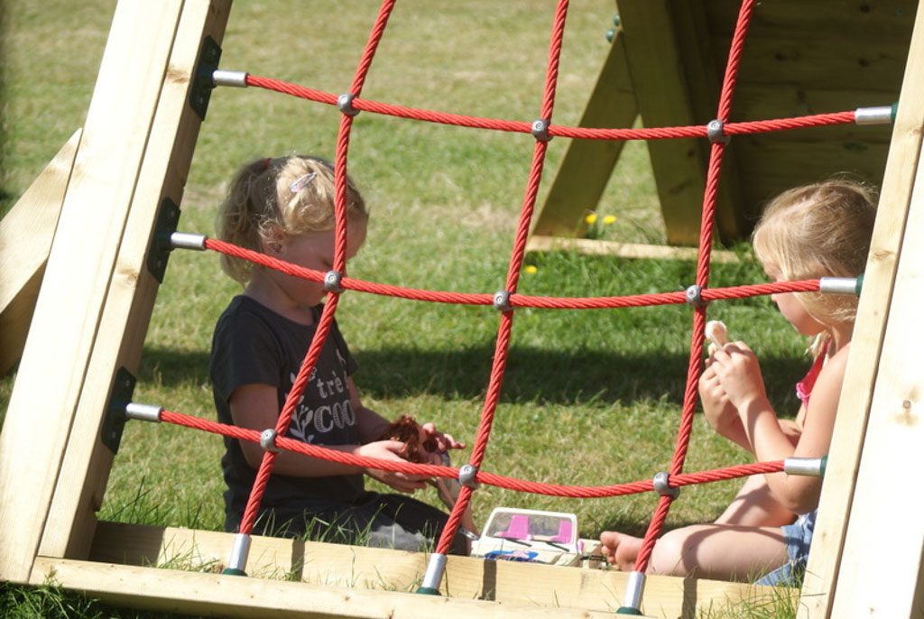 Vriendinnetjes maken in het speeltuintje.