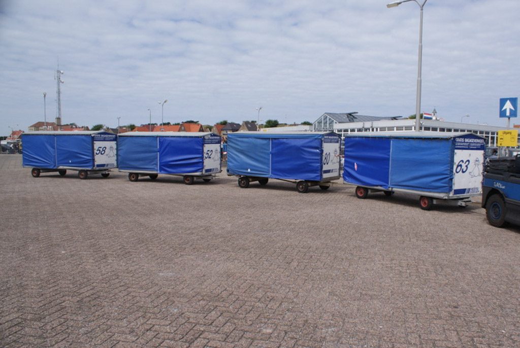 Deze bagagekarretjes brengen je bagage op en van de boot