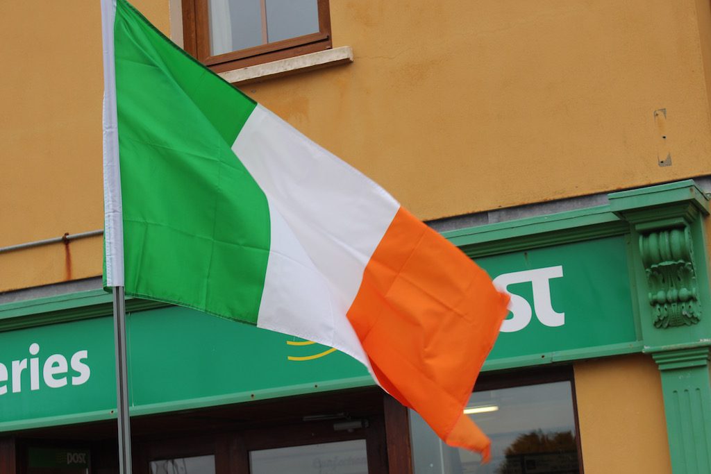 De Ierse vlag zien we regelmatig wapperen tijdens onze vakantie in Ierland met kinderen