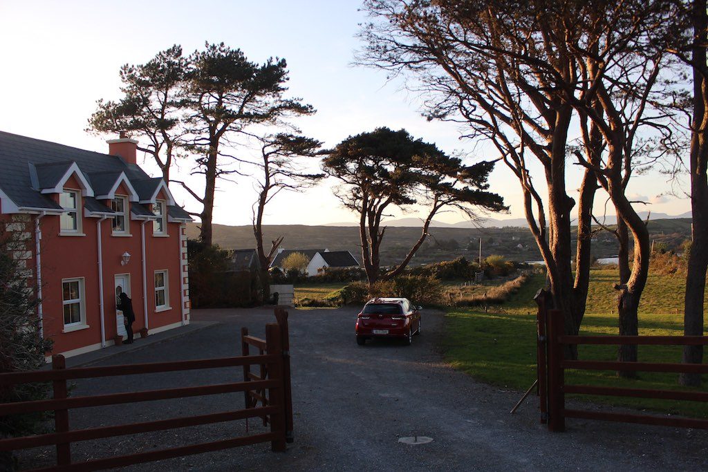 Ons huis is rustig gelegen, net buiten het plaatsje Ardgroom.