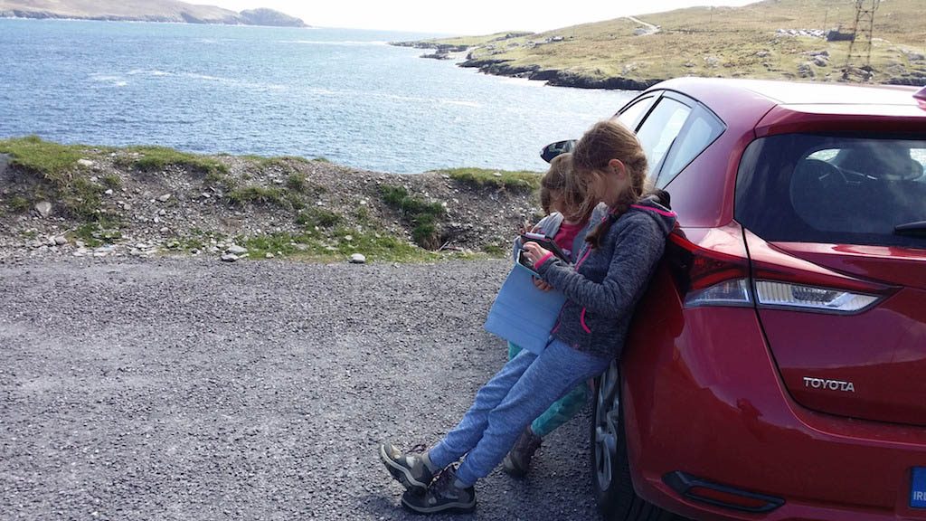 Nog 1 keer iets opzoeken en dan gaan de iPads echt in de rugzak en wij lekker de heuvels in van Ierland!