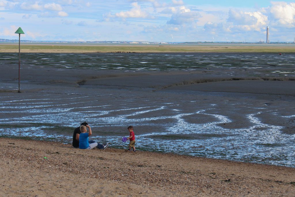 Schelpen en krabbetjes zoeken kan goed op het strand van Southend on sea.