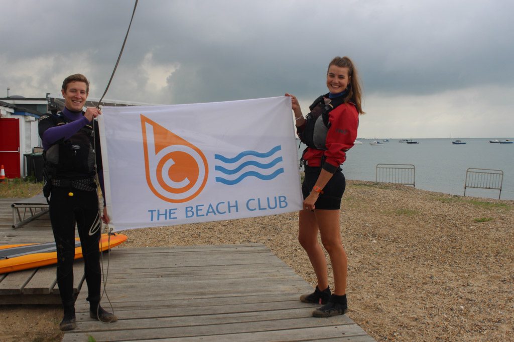 De vriendelijke instructeurs van The Beach Club staan klaar om met kinderen aan de slag te gaan in het water.