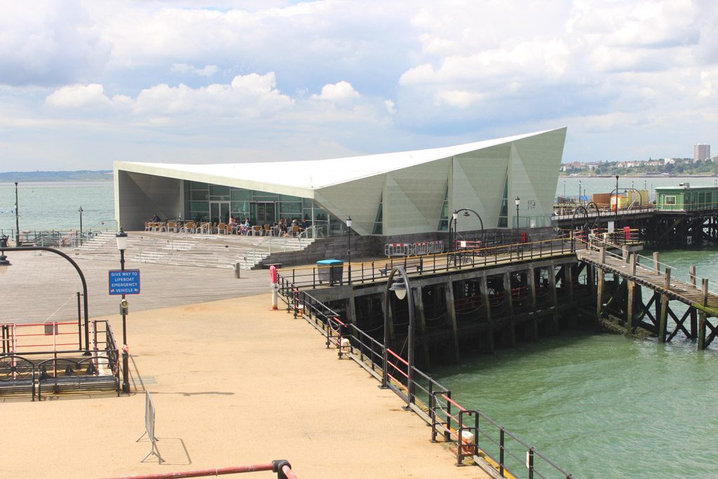 Restaurant en concertzaal op de pier. Je kunt er zelfs trouwen.