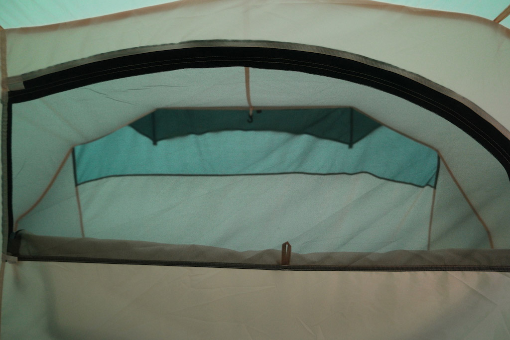 Ook de slaapcabines zijn aan twee kanten voorzien van gaas. Frisse lucht binnen krijgen zonder beestjes binnen te laten.