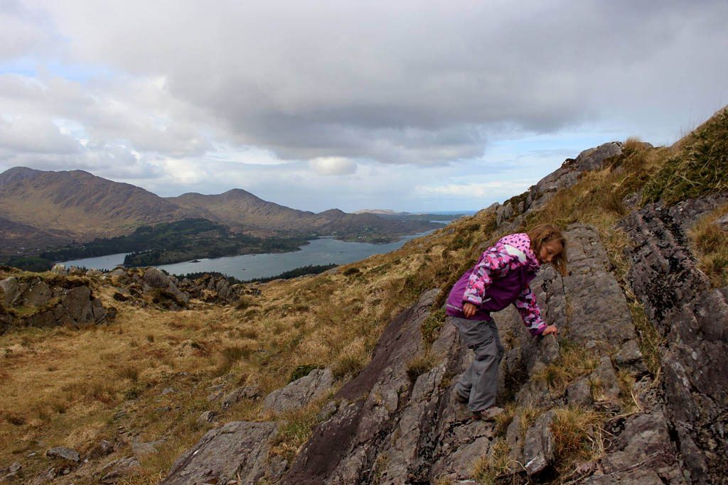 Hiken in Ierland met kinderen is volop klimmen en klauteren.