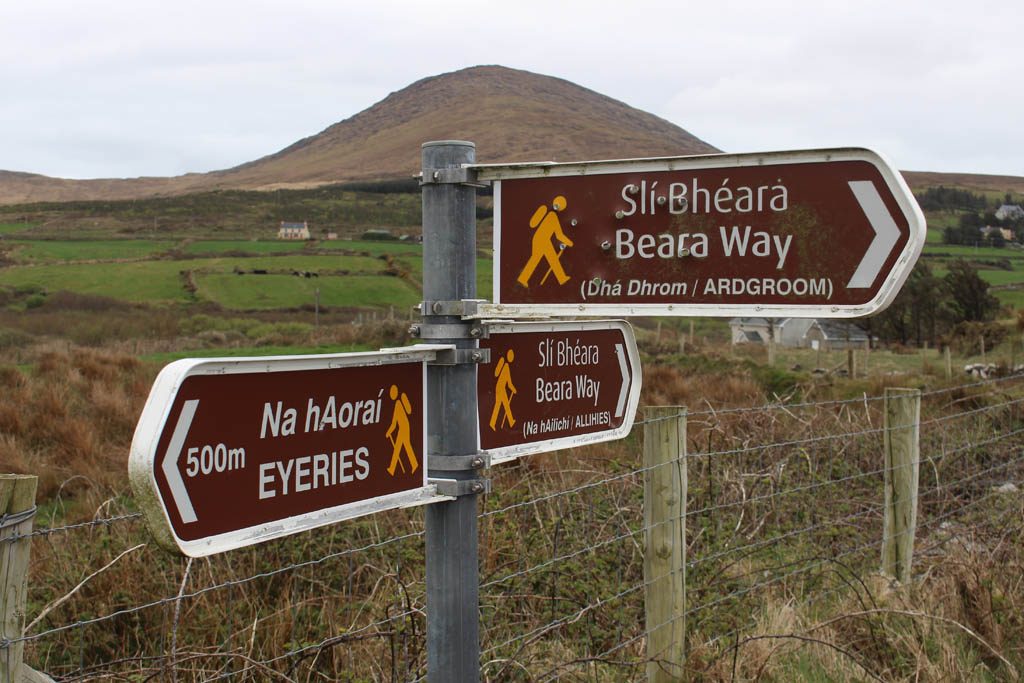 De wandelroutes staan goed aangegeven in Ierland.