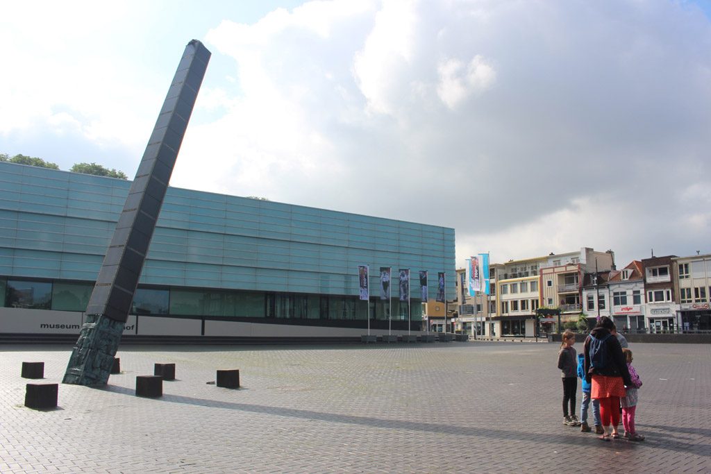 Op pad met gids Mieke vanaf het grote plein voor Museum het Valkhof.