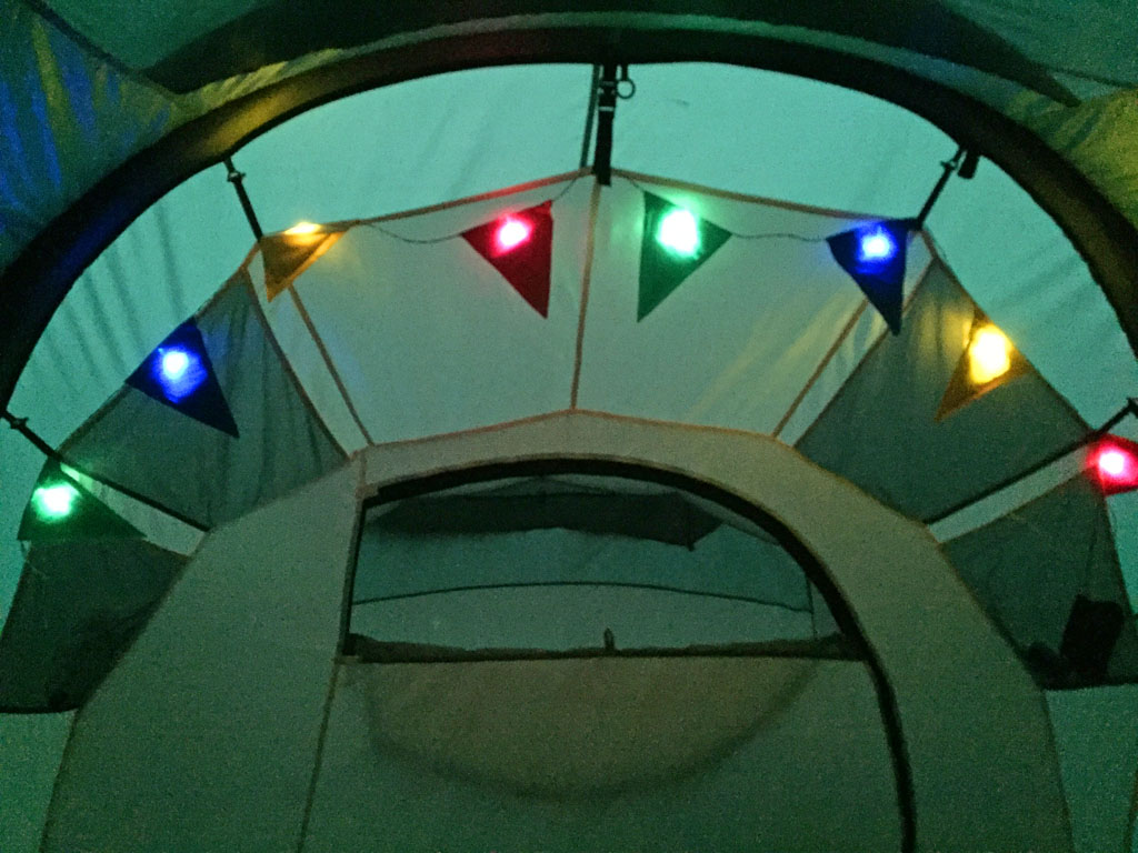 Ook in de tent staan de gekleurde lampjes erg gezellig. Handige vakantiegadgets he?