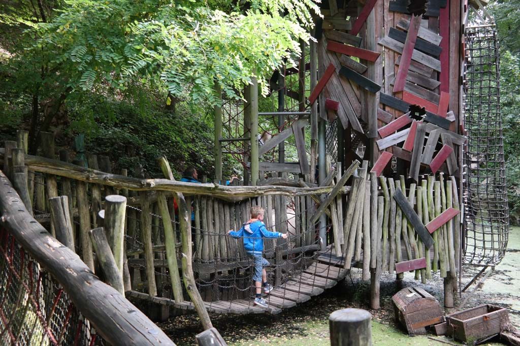 Houten loopbruggen in Pirateneiland.