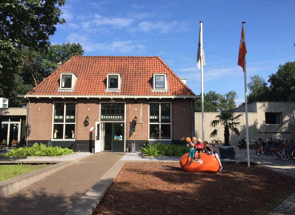 De bekende oranje Stayokay-steen ligt voor de deur bij Stayokay Soest.