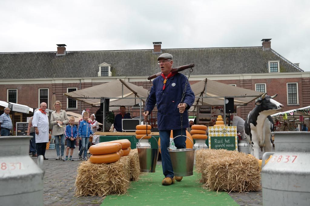 Een bezoek aan de authentieke kaasmarkt hoort bij een dagje Woerden met kinderen.