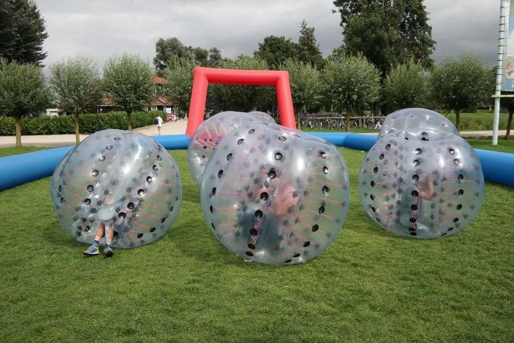 Mijn drie mannen hebben dikke lol met Bouncing Bubble Voetbal.