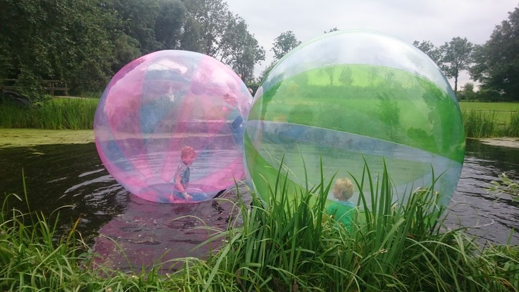 Dikke lol in de aquabubbles bij de Kameryckse Zomerspelen.