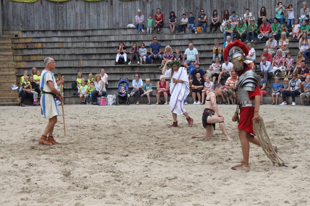 In de arena strijden de gladiatoren voor hun leven. Een spectaculaire show.