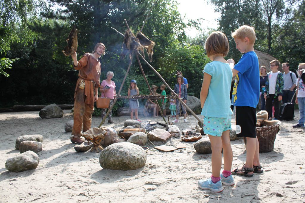 Verhalen over de prehistorie bij het vuur.