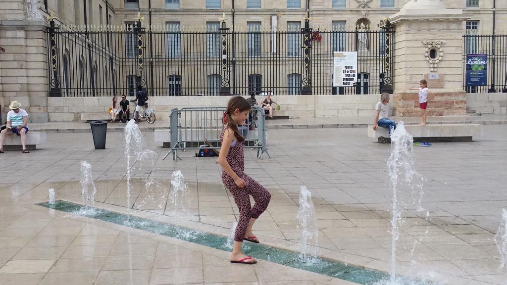 Als je Dijon met kinderen bezoek, ga dan even kijken bij de fonteinen van het grote stadsplein.