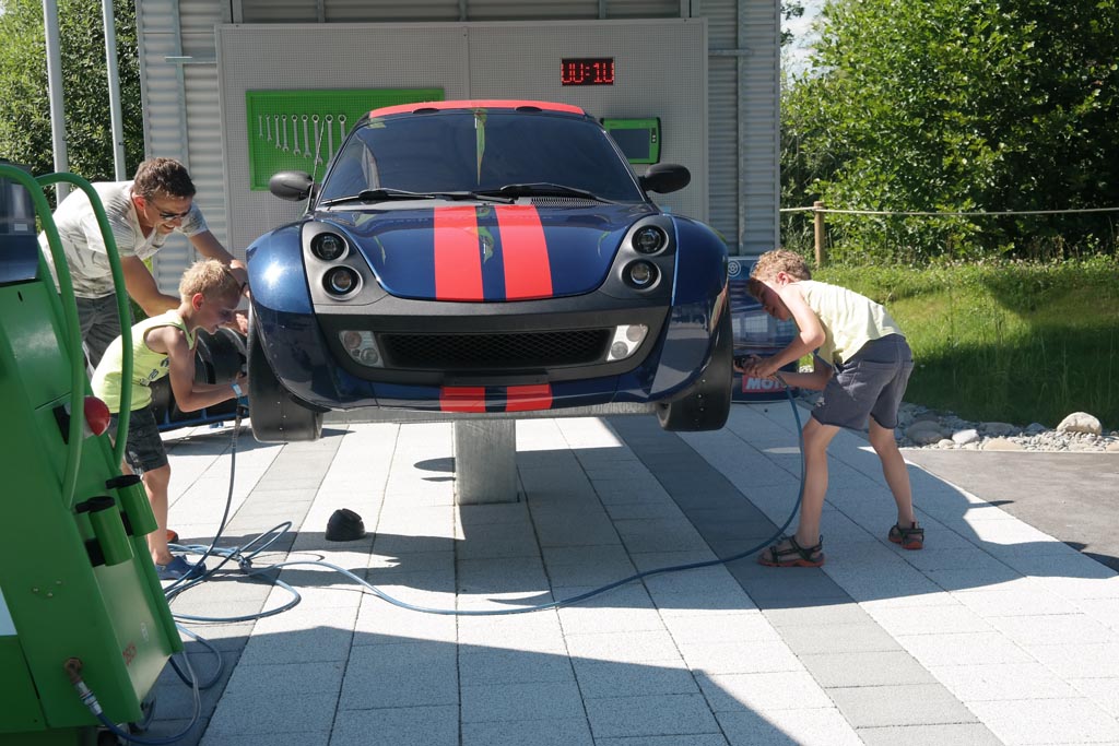 Banden wisselen in de pitstraat van Bosch Carservice.