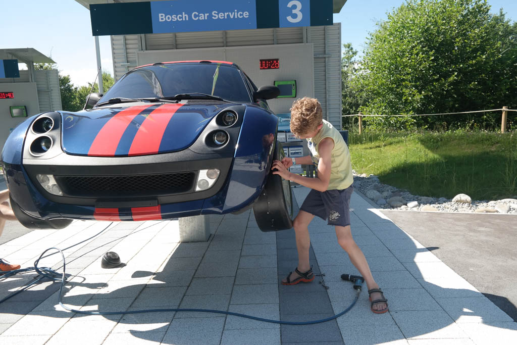 Stoer! Zelf een nieuwe band onder de Porsche leggen.