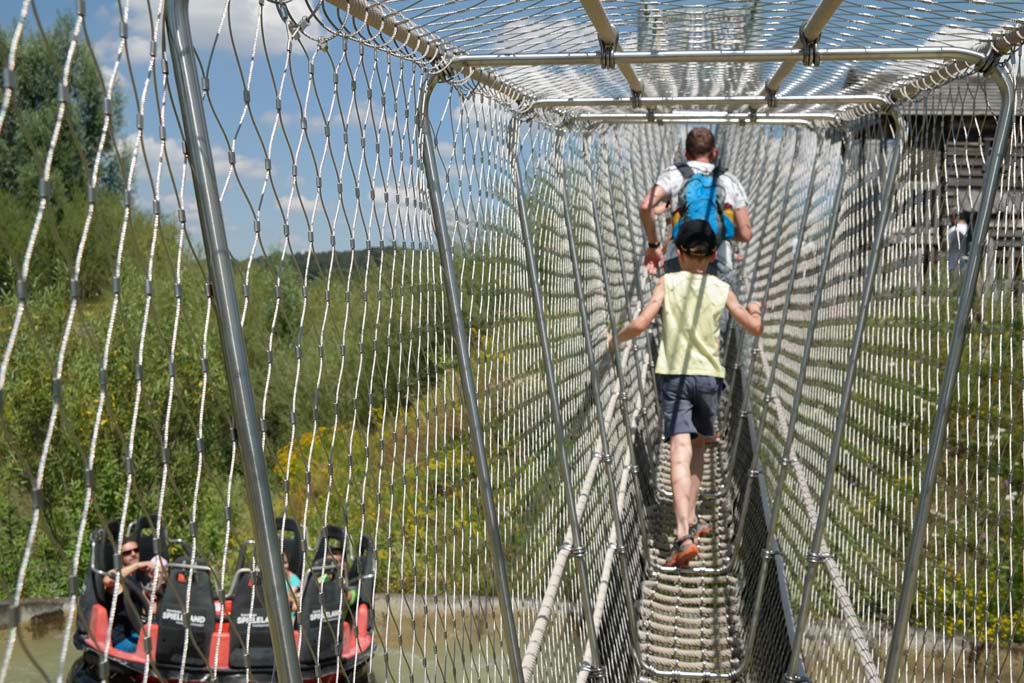 Een hangbrug over de wildwaterbaan heen.