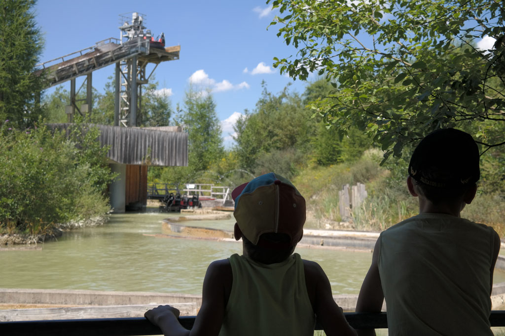 In de rij voor de wildwaterbaan kun je zien hoe de rafts naar boven worden getild.