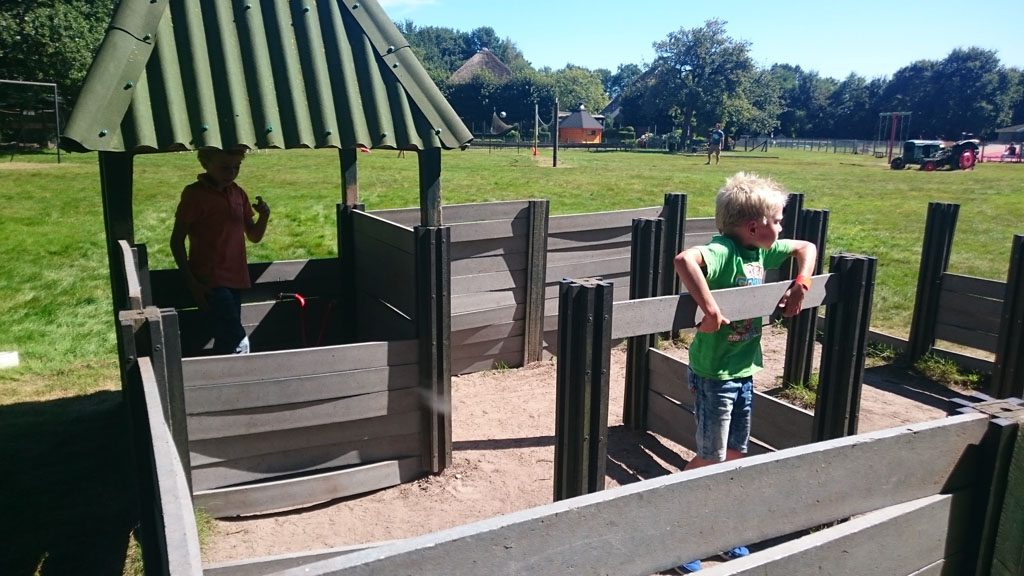 Zelf een huisje bouwen van planken.