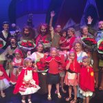 theatervoorstelling-roodkapje-rocks-alle-roodkapjes-met-de-cast-op-de-foto