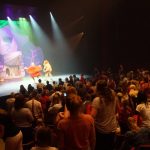 theatervoorstelling-roodkapje-rocks-de-zaal-swingt-en-zingt-mee