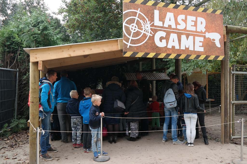 In de rij wachten voor de lasergame.