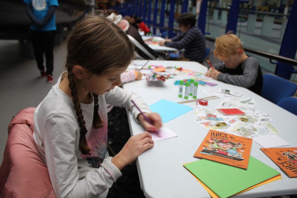 Boekjes maken tijdens de Big Juice Family Day.