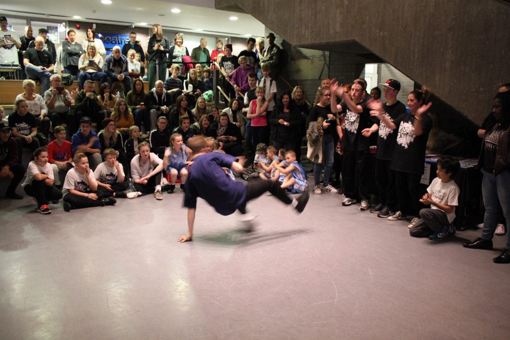 Spontane optredens in de hal van Dance City.