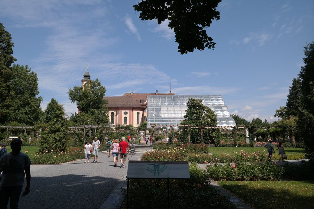 Slottuin met kerk en palmenkas.