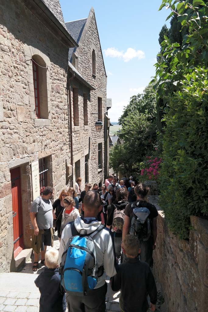 Enorme drukte in de smalle straatjes van Mont Saint Michel.