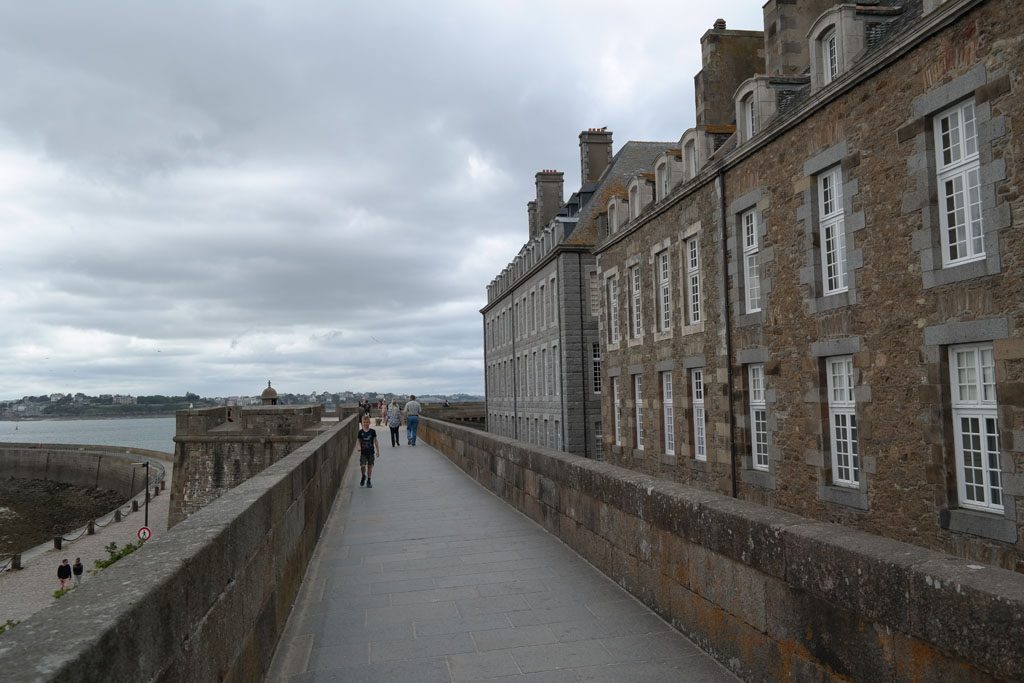 Wandeling over de oude stadsmuren van Saint Malo.