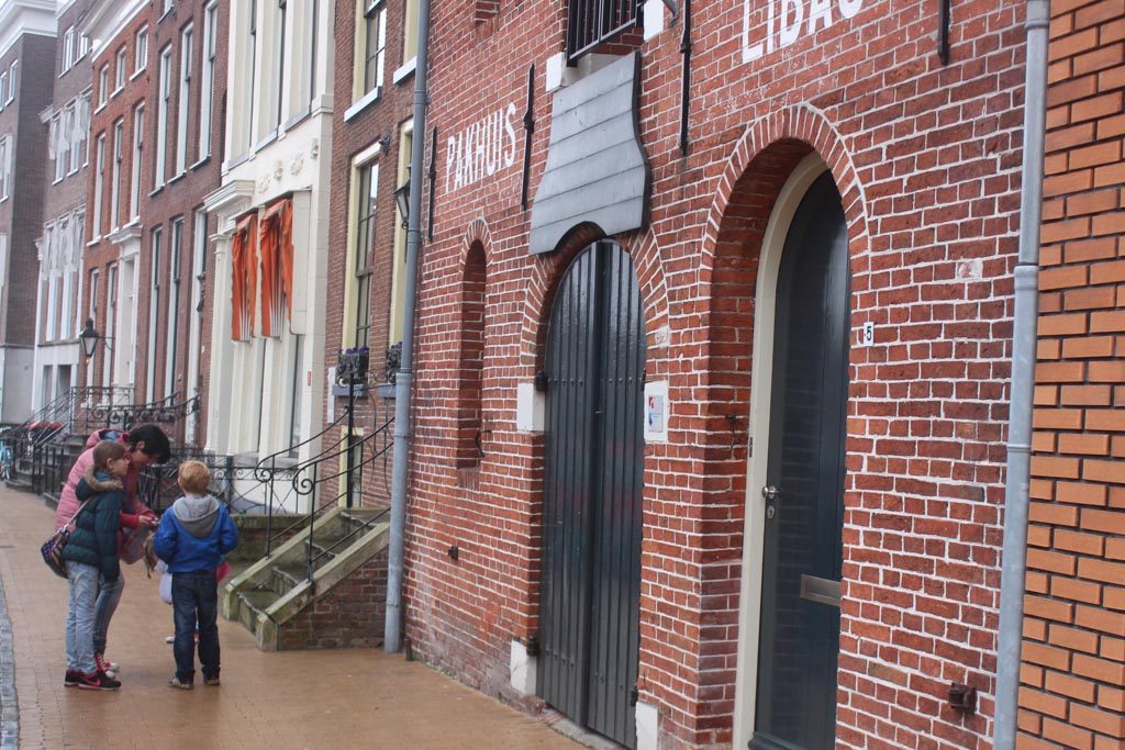 Opdrachten doen onderweg, mijn kinderen vinden een stadswandeling reuze leuk.