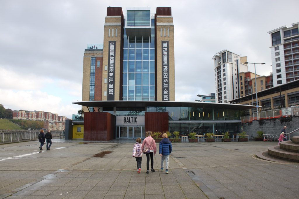 Markant gebouw met heel veel moderne kunst. En leuke kinderactiviteiten.