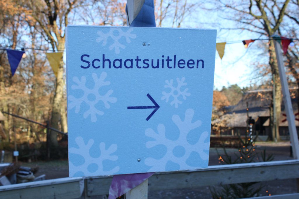 Je mag je eigen schaatsen meenemen (geen noren), maar je kunt ook schaatsen lenen.