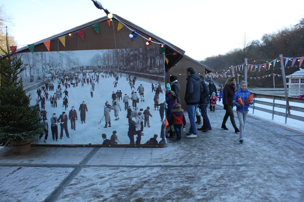 De aankleding van de schaatsbaan is heerlijk ouderwets.