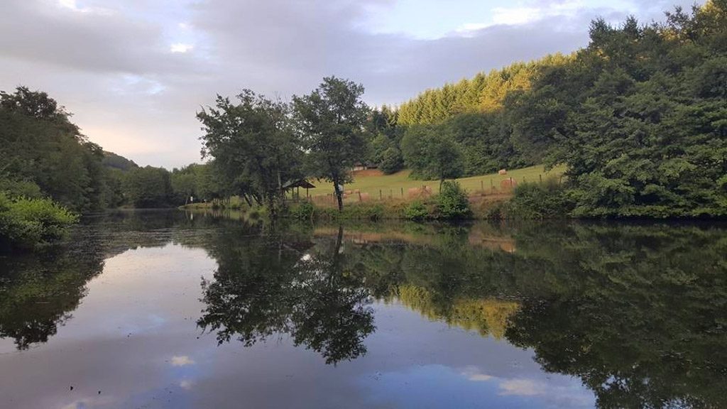 De camping is mooi gelegen aan de rivier de Chambourlas.