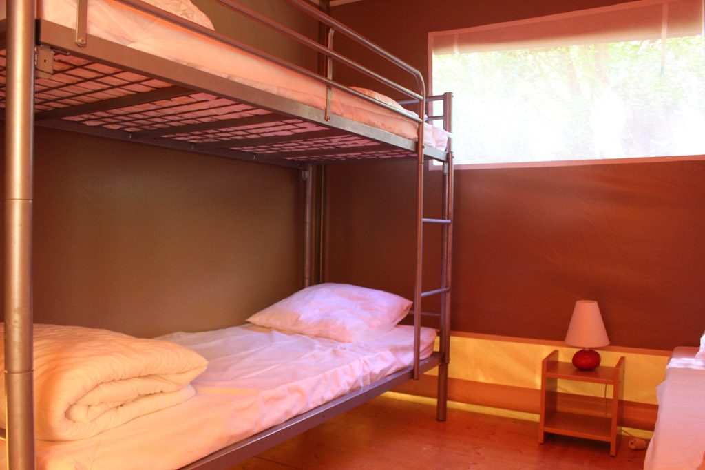 Aparte slaapruimte voor de kinderen met een stapelbed en een eenpersoonsbed.