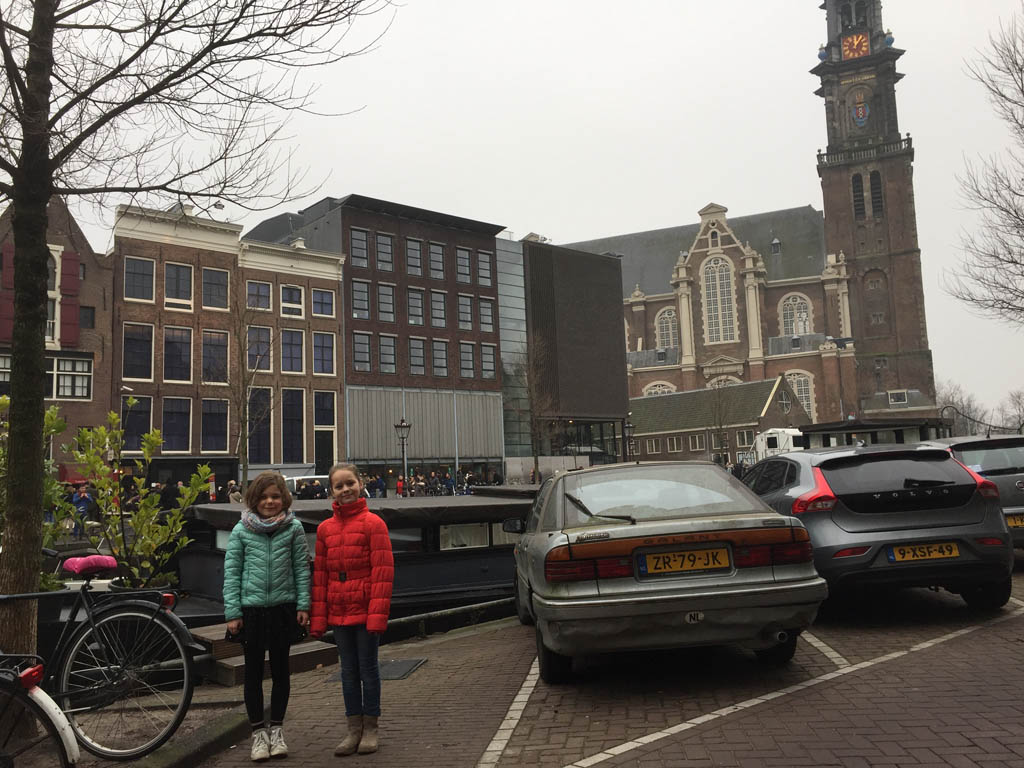 Onze meiden met op de achtergrond het Anne Frank Huis en de toren van de Westerkerk.