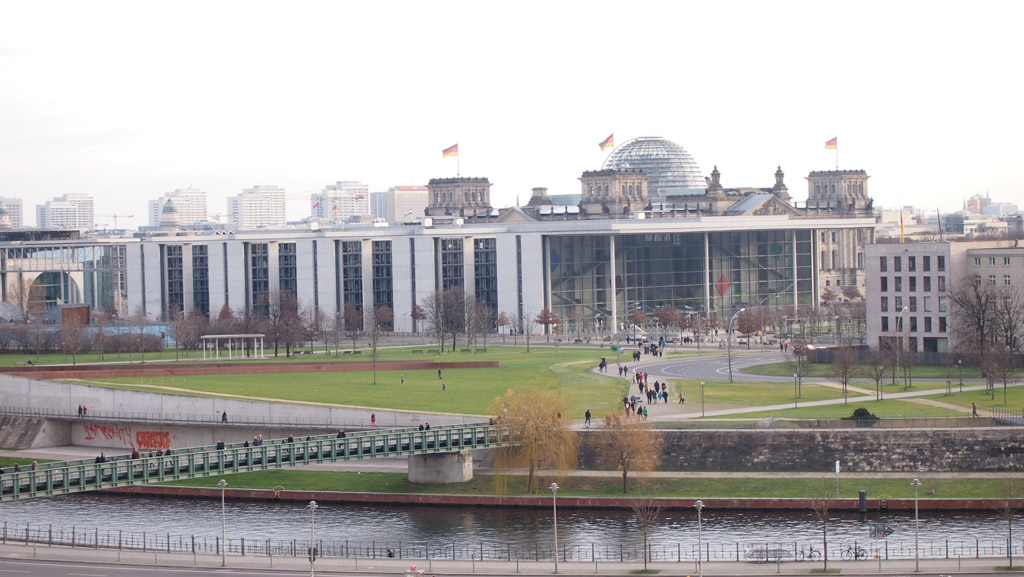 Vanuit onze hotelkamer zien de Reichstag liggen.