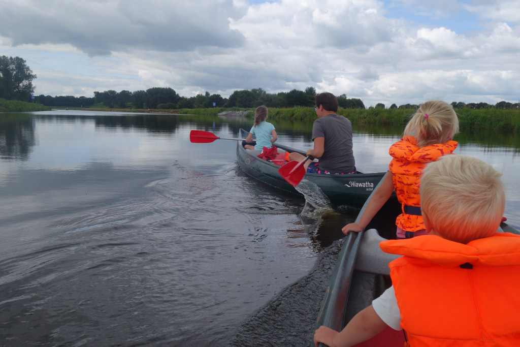 Kanoën, een sportief uitje in een rustige natuurlijke omgeving.