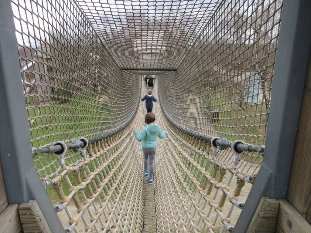 Deze touwbrug is een van de hoogtepunten van Parc Chlorophylle 