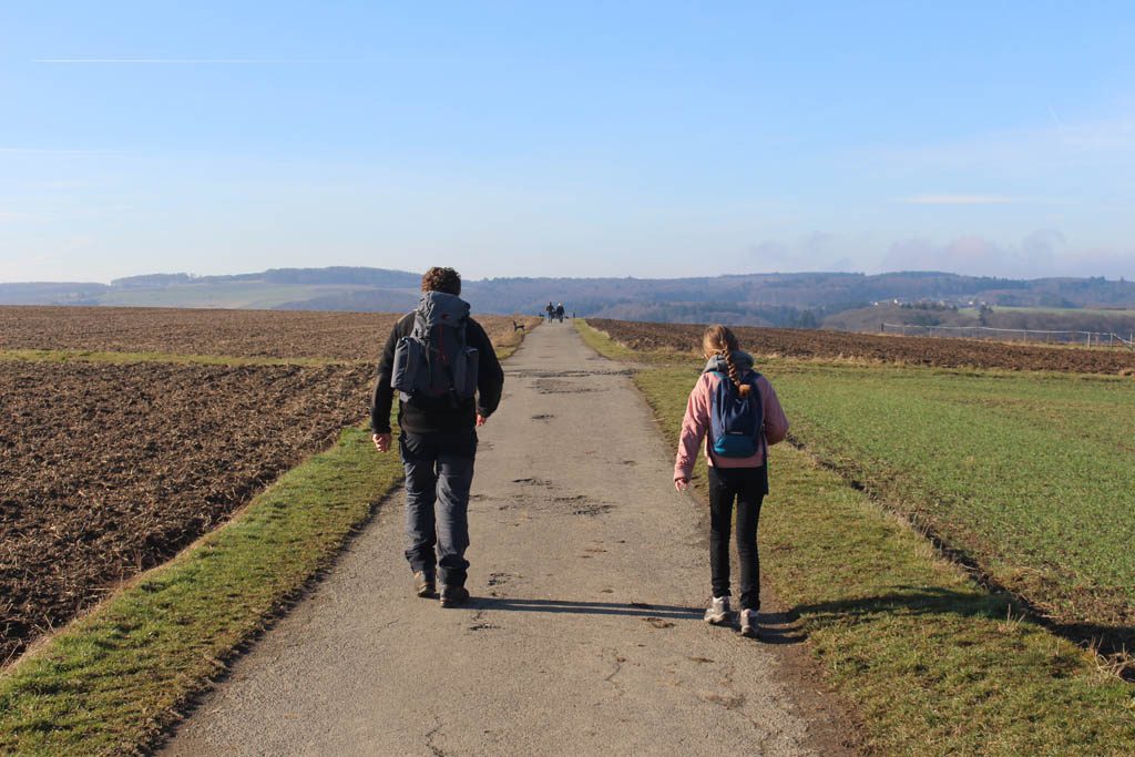 Door de weilanden op weg naar het begin- en hoogtepunt van onze wandeling: de Geierlay.